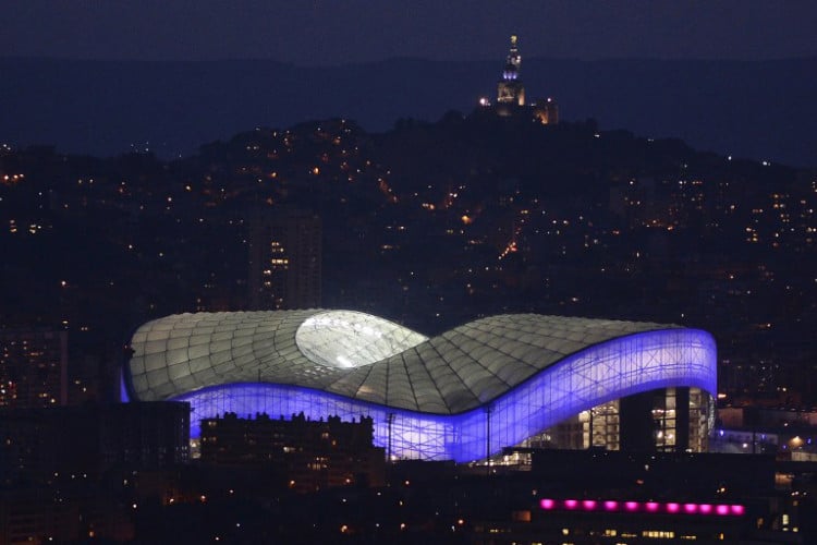 Velodrome Stadium von Marseille, Süd-Frankreich. The Stade Velodrome mit Platz für 67.000 Zuschauer. Die Notre-Dame-de-la-Garde Basilica im Hintergrund. AFP PHOTO / BORIS HORVAT