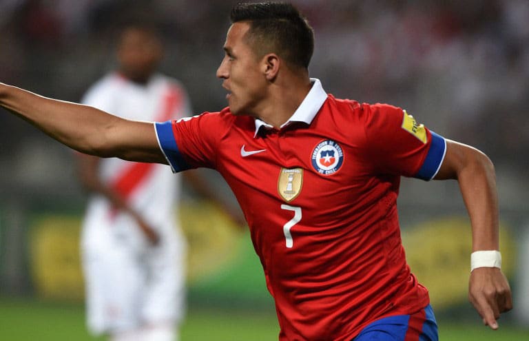 Chile's Alexis Sanchez gegen Peru im neuen Chile-Trikot am 13.Oktober 2015. AFP PHOTO / CRIS BOURONCLE / AFP / CRIS BOURONCLE