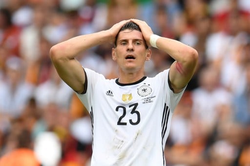 Mario Gomez trifft, aber hatte viele ungenutzte Chancen! / AFP PHOTO / PATRIK STOLLARZ