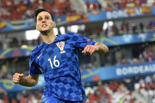 Kroatiens Stürmer Nikola Kalinic feiert sein Tor gegen Spanien! / AFP PHOTO / NICOLAS TUCAT