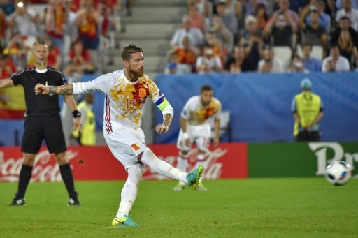 Spaniens Sergio Ramos verschießt den Elfer gegen Kroatiens. / AFP PHOTO / LOIC VENANCE