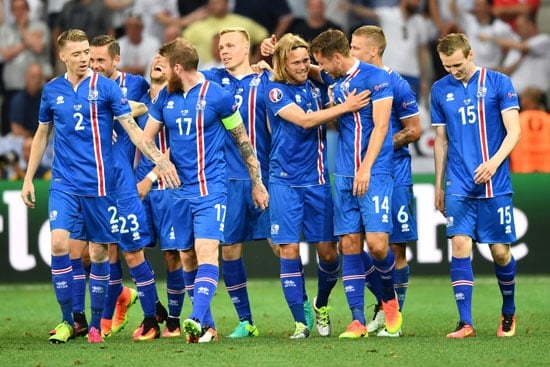 Islands Spieler feiern das 2:1 in ihrem wichtigsten Spiel ihres Lebens im Em-Achtelfinale gegen England! / AFP PHOTO / BERTRAND LANGLOIS
