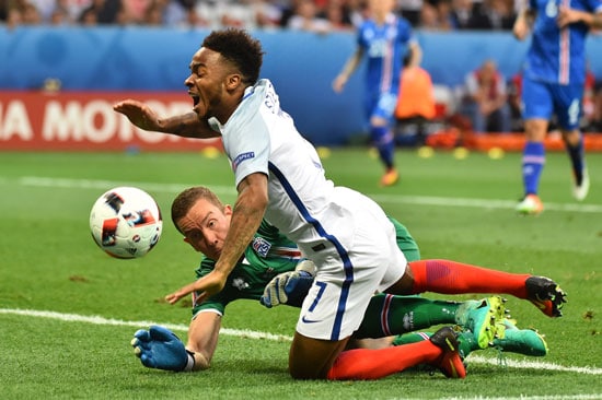 Islands Torwart Hannes Thor Halldorsson foult Englands Raheem Sterling - Es gibt Elfmeter! BERTRAND LANGLOIS / AFP