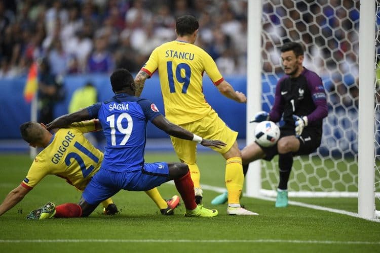 Hugo Lloris retten auf der Linie, das war knapp! . / AFP PHOTO / MARTIN BUREAU