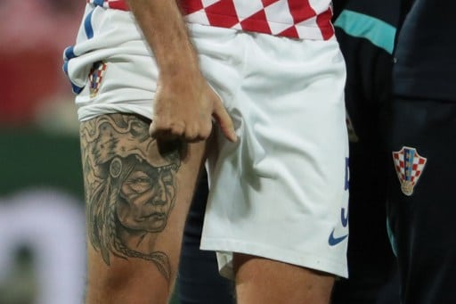 Das Tattoo von Kroatiens Abwehrspieler Vedran Corluka  / AFP PHOTO / KENZO TRIBOUILLARD
