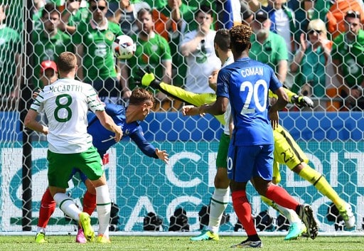 Antoine Griezmann per Kopf - Irlands Darren Randolph hat keine Chance - 2:1 für Frankreich! / AFP PHOTO / FRANCK FIFE
