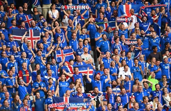 Die isländischen Fans feiern ihre Mannschaft! Wird Island noch ein Spiel bei dieser EM spielen? / AFP PHOTO / ANNE-CHRISTINE POUJOULAT