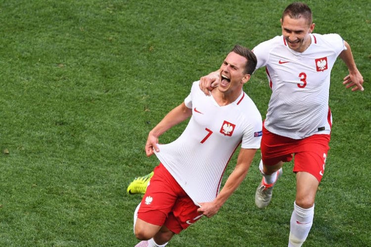 Polens Arkadiusz Milik (C) freut sich über das 1:0. / AFP PHOTO / BORIS HORVAT