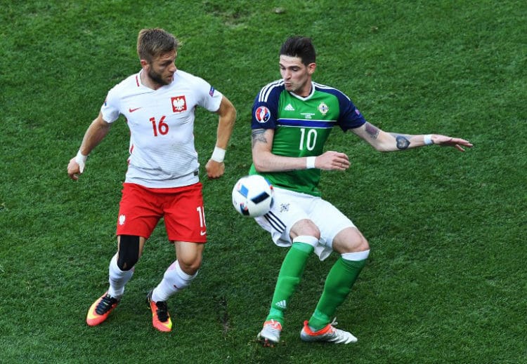 Polens Jakub Blaszczykowski (L) und Nordirlands Stürmer Kyle Lafferty beim Vorrundenspiel im Stade de Nizza am 12.Juni 2016. / AFP PHOTO / BORIS HORVAT