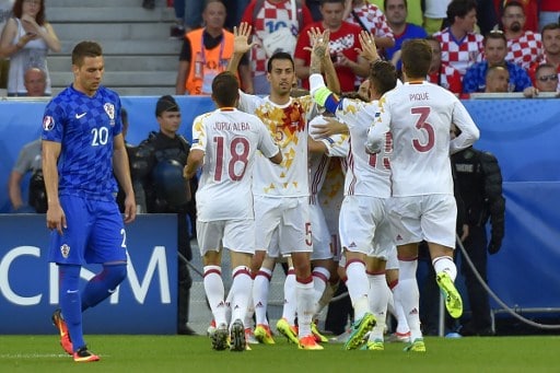 Spain's players celebrate their first goal during the Euro 2016 group D football match between Croatia and Spain at the Matmut Atlantique stadium in Bordeaux on June 21, 2016. / AFP PHOTO / LOIC VENANCE