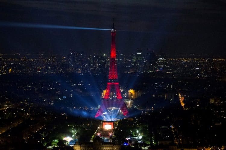 ZDF Livestream: EM 2016 Eröffnungsspiel Frankreich gegen Rumänien (Wo läuft die EM 2016?) - Aussicht auf die Paris fanzone am Champs de Mars mit dem Eiffelturm in Paris einen Tag vor dem Beginn der EURO 2016. / AFP PHOTO / GEOFFROY VAN DER HASSELT