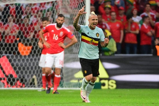Belgiens Mittelfeldspieler  Radja Nainggolan schießt das 1:0 gegen Wales! / AFP PHOTO / EMMANUEL DUNAND