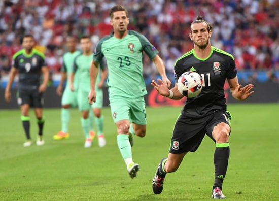Wales' Stürmer Gareth Bale (R) kontrolliert den Ball und jat die ersten gefährlichen Torchancen. / AFP PHOTO / FRANCISCO LEONG