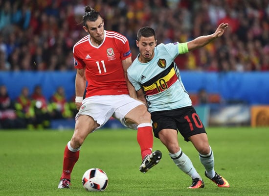 Eden Hazard gegen Gareth im Zweikampf. PHILIPPE HUGUEN / AFP