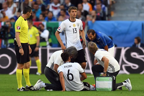 Sami Khedira muß verletzt raus - Basti Schweinsteiger kommt! PATRIK STOLLARZ / AFP