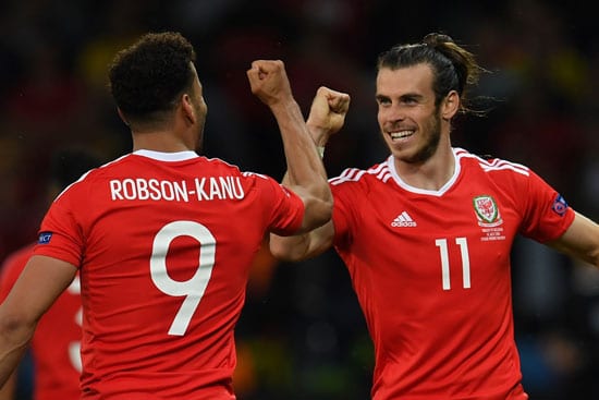 Wales' Stürmer  Hal Robson-Kanu (L) mit Gareth Bale (R) feiern das 2:1 gegen Belgien. PAUL ELLIS / AFP
