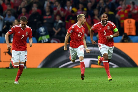 Wales' Ashley Williams feiert sein 1:1 gegen Belgien! / AFP PHOTO / PAUL ELLIS