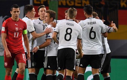 Thomas Müller erzielt das 1:0 gegen Tschechien im Wm-Qualifikationsspiel am 8. Oktober 2016. / AFP PHOTO / PATRIK STOLLARZ