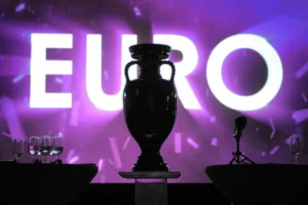 Der Pokal der Europameisterschaft 2016. AFP PHOTO / FABRICE COFFRINI