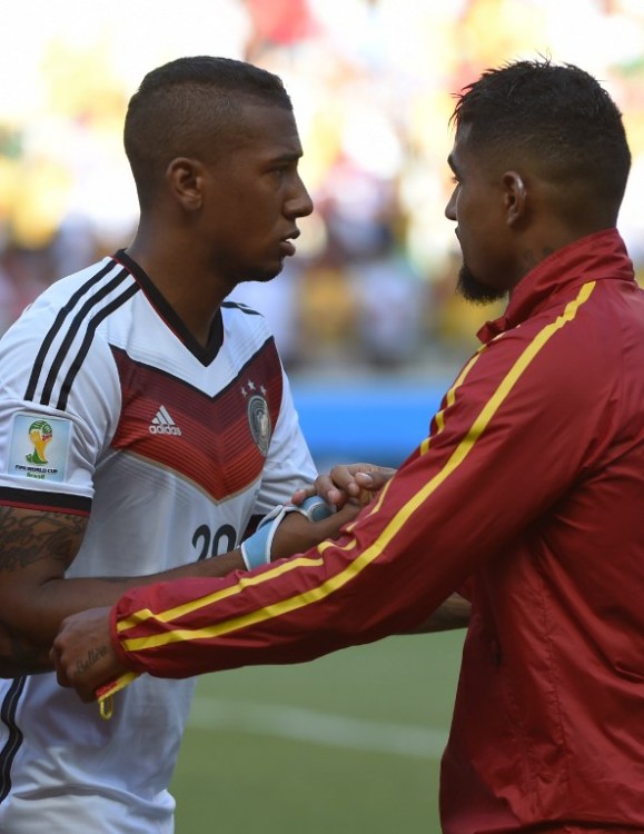 Der deutsche Verteidiger Jérôme Boateng (links) umarmt seinen Bruder, den ghanaischen Stürmer Kevin-Prince Boateng, vor dem Spiel der Gruppe G zwischen Deutschland und Ghana im Castelao-Stadion in Fortaleza während der FIFA-Weltmeisterschaft 2014 am 21. Juni 2014. AFP PHOTO/ PATRIK STOLLARZ