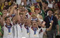 DFB Kapitän Philipp Lahm hält den Weltpokal in den Händen! (AFP PHOTO / JUAN MABROMATA)