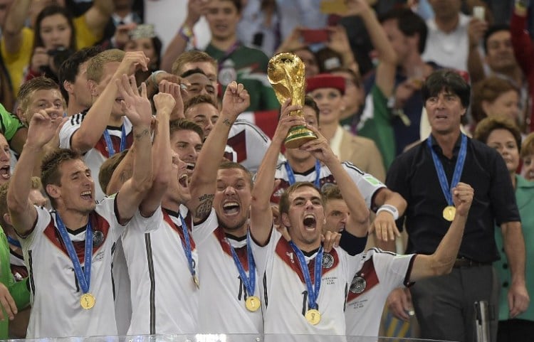 DFB Kapitän Philipp Lahm hält den Weltpokal in den Händen!  (AFP PHOTO / JUAN MABROMATA)
