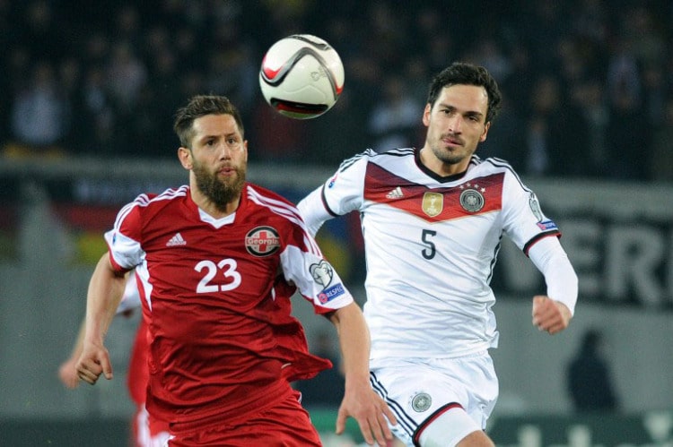 Georgiens Levan Mchedlidze (L) und Mats Hummels am 29.März 2015 beim Spiel gegen Georgien AFP PHOTO / VANO SHLAMOV