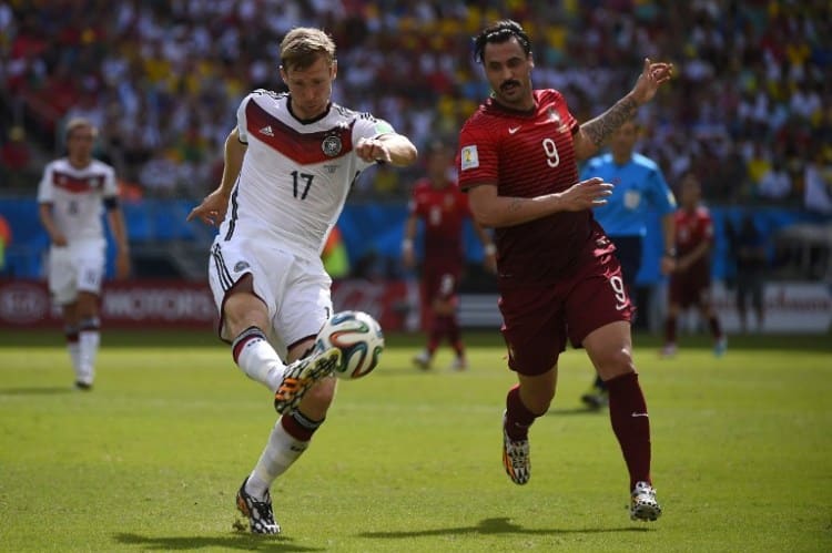 Portugal's Stürmer Hugo Almeida (R) im Kampf mit Per Mertesacker (AFP PHOTO / FABRICE COFFRINI)