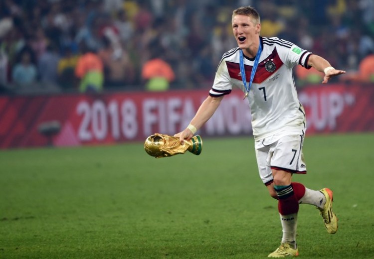 Bastian Schweinsteiger mit dem Weltpokal nach dem 1:0 Sieg gegen Argentinien (AFP PHOTO / PATRIK STOLLARZ)