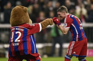Bastian Schweinsteiger mit Bayerns Maskottchen Berni - heute wieder vergnügt? (Foto AFP)