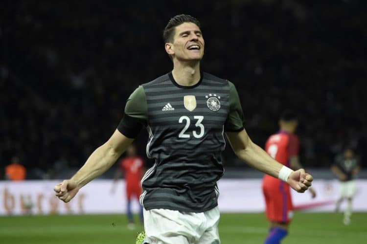 Mario Gomez im neuen DFB Auswärtstrikot feiert das 2:0 gegen England am 26.März 2016 in Berlin. AFP / ODD ANDERSEN