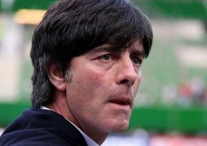 Löw schaut das Spiel und grübelt schon über die WM