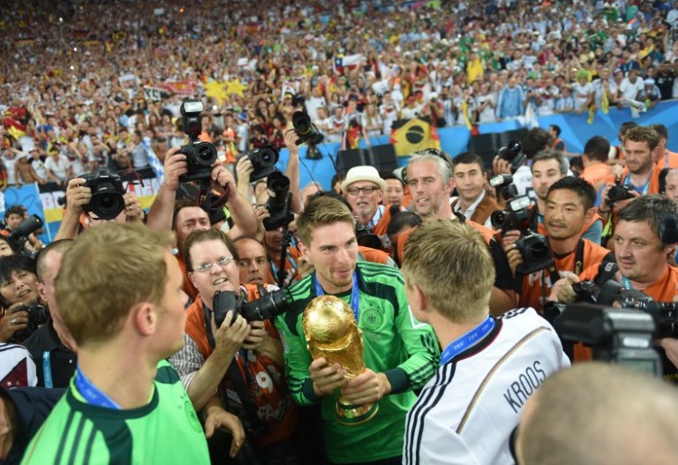 Ron-Robert Zieler feiert den WM-Titel 2014 (AFP PHOTO / PATRIK STOLLARZ)