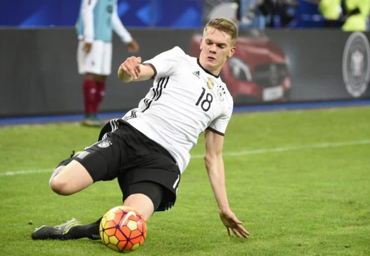 Matthias Ginter beim Testspiel gegen Frankreich am 13.11.2015 in Paris. AFP PHOTO / MIGUEL MEDINA / AFP / MIGUEL MEDINA