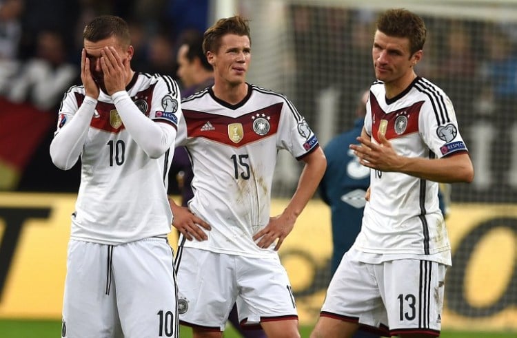 Erik Durm (Nummer 15) im aktuellen DFB Deutschland Trikot 2015 mi Lukas Podolski und Thomas Müller (Foto AFP)