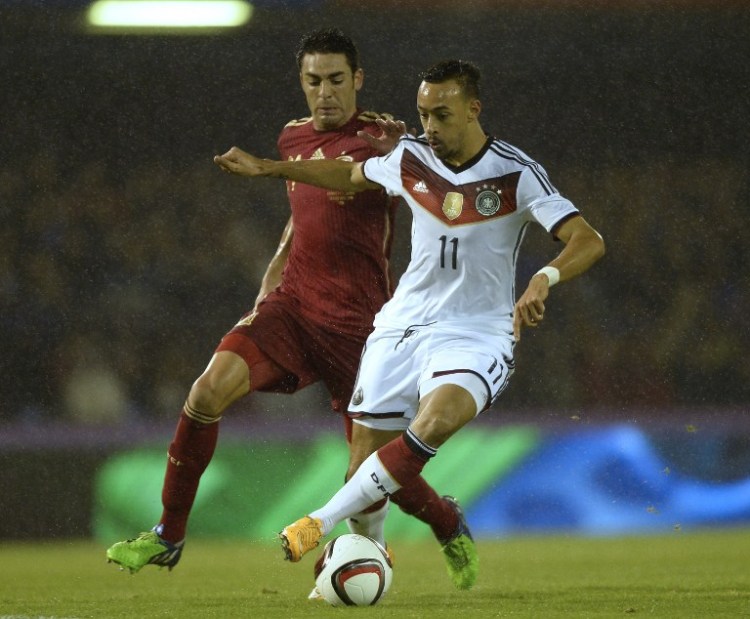 Karim Bellarabi im Kampf mit Spaniens Bruno während des Freundschaftsspiels Spanien gegen Deutschland im spanischen Vigo am 18. November 2014.  AFP PHOTO / MIGUEL RIOPA