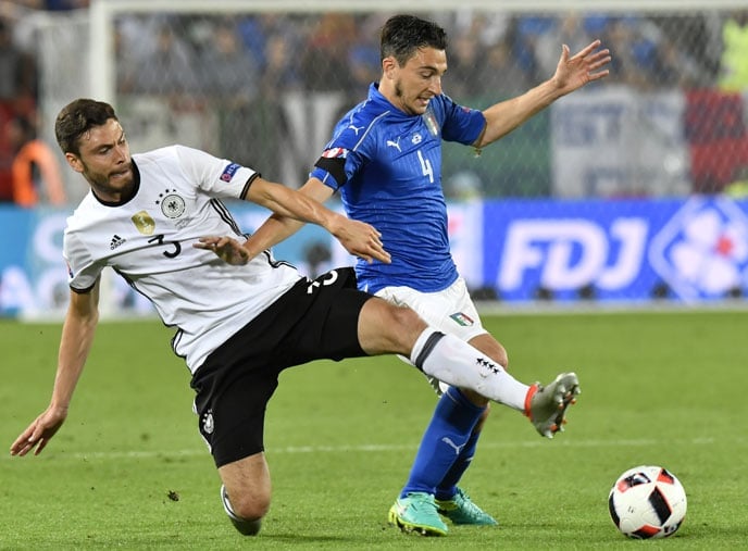 Jonas Hector (L) im Zweikampf mit Matteo Darmian beim EM 2016 viertelfinale gegen Italien. / AFP PHOTO / GEORGES GOBET