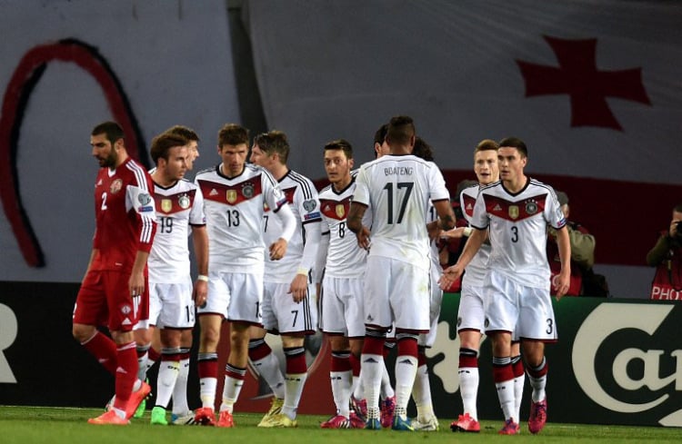 Deutschland bejubelt das 2:0 gegen Georgien im März 2015 (AFP PHOTO / PATRIK STOLLARZ)