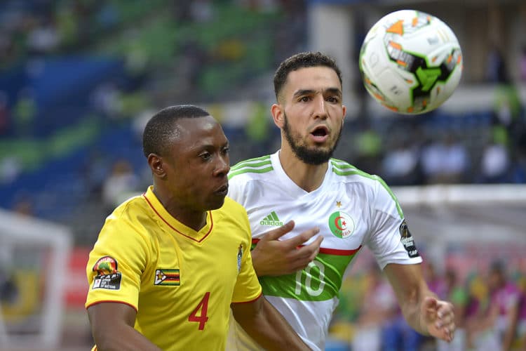 Algeriens Nabil Bentaleb (R) gegen Zimbabwe's Hardlife Zvirekwi in Franceville am 15.Januar 2017. / AFP PHOTO / KHALED DESOUKI