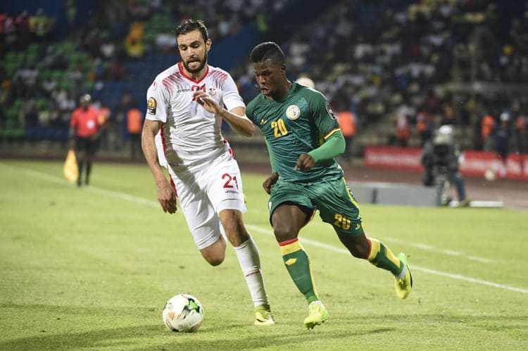 Tunisia's Hamdi Nagguez (Links) gegen Senegal's Stürmer Keita beim Africa Cup of Nations 2017 in der Gruppe B in Franceville am 15.Januar 2017. / AFP PHOTO / KHALED DESOUKI