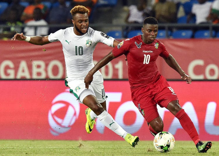 Cheick Doukoure (L) gegen Togo's Floyd Ayitebeim Africa Cup of Nations 2017 in Oyem am 16.Januar 2017. / AFP PHOTO / ISSOUF SANOGO