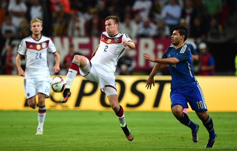 Sergio Aguero (R) im Kampf gegen Kevin Grosskreutz beim Freundschaftsspiel gegen Argentinien in Düsseldorf, Deutschland, am 3.September 2014. AFP PHOTO / JOHN MACDOUGALL