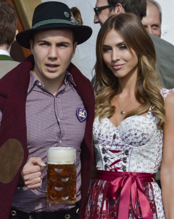 Mario Götze mit Freundion Ann-Kathrin Broemmel in Tracht auf dem Okotberfest 2015. AFP PHOTO / GUENTER SCHIFFMANN