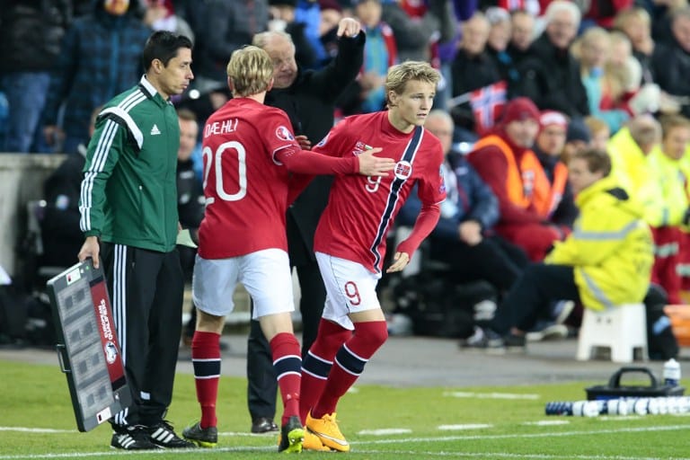 Norwegens jüngster Nationalspieler Martin Oedegaard (9) ersetzt Mats Moeller Daehli während des Euro 2016 Gruppe H Quali-Spiel Norwegen gegen Bulgarien am 13. Oktober 2014. AFP PHOTO