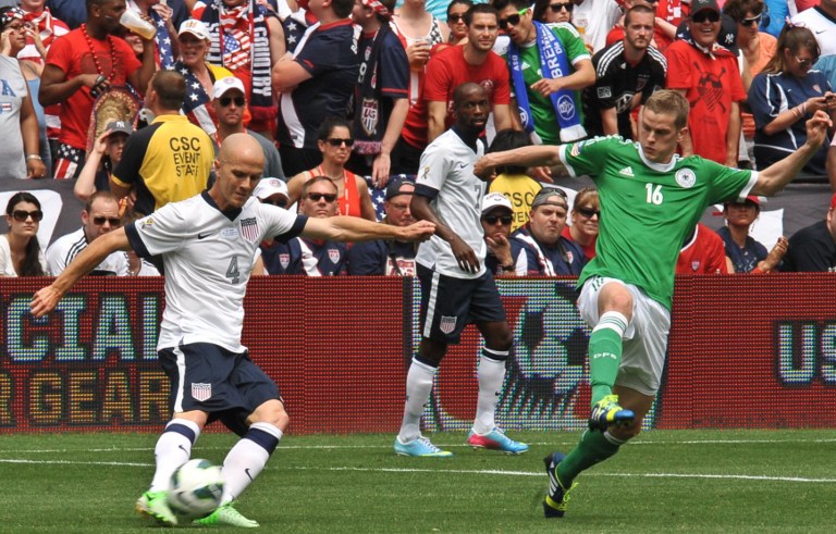 Der US-Amerikaner Michael Dempsey (l.) im Duell mit dem Deutschen Sven Bender während eines internationalen Freundschaftsspiels im RFK-Stadion in Washington am 2. Juni 2013 anlässlich des 100-jährigen Bestehens des US-Fußballverbands. Die USA gewannen 4:3.  AFP PHOTO/Nicholas KAMM