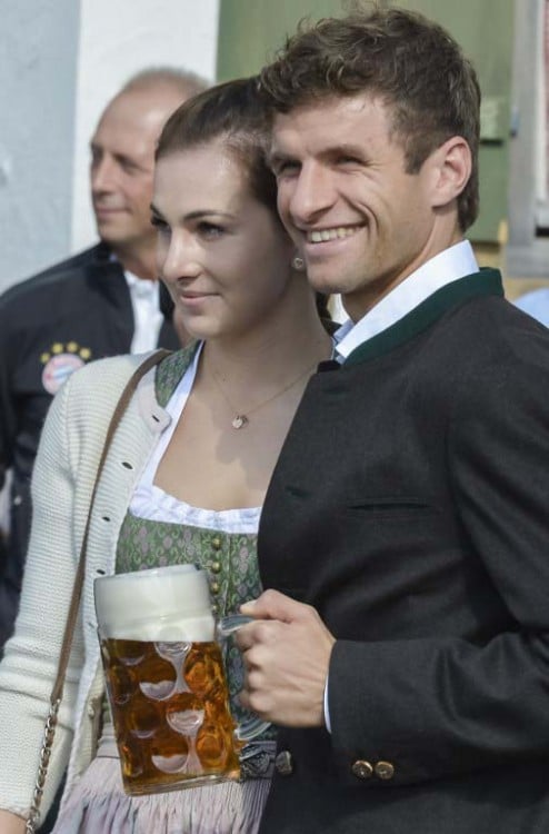 Thomas Müller mit Ehefrau Lisa in Tracht auf dem Okotberfest 2015.    AFP PHOTO / GUENTER SCHIFFMANN
