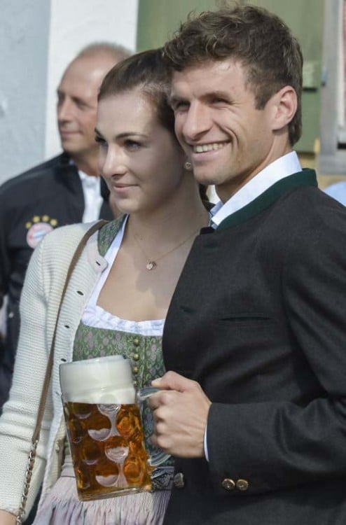 Thomas Müller mit Ehefrau Lisa in Tracht auf dem Okotberfest 2015. AFP PHOTO / GUENTER SCHIFFMANN
