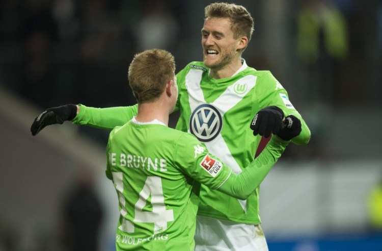 Kevin De Bruyne (L) jubelt mit Neu-Zugang Andre Schürrle ( AFP PHOTO / ODD ANDERSEN)