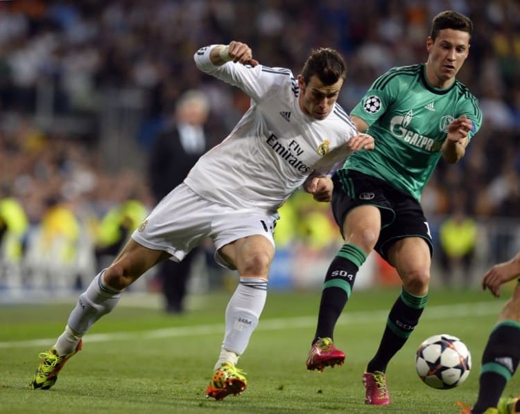 Real-Star Gareht Bale im Zweikampf mit Schalkes Julian Draxler.  AFP PHOTO / GERARD JULIEN