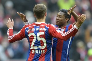 Fußball heute: Bayern Münchens Thomas Mueller (L) und David Alaba (R) feiern das 8:0 des FC Bayern München gegen den HSV.( AFP PHOTO / CHRISTOF STACHE)